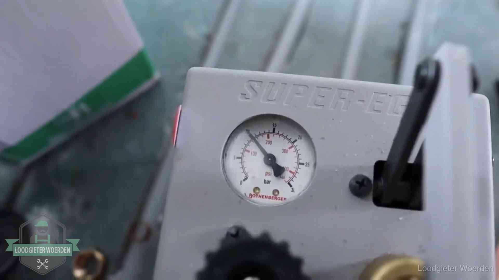 Verzekerd en aansprakelijk in Woerden Manometer van een afperspomp bij controle van nieuw leidingwerk in Woerden