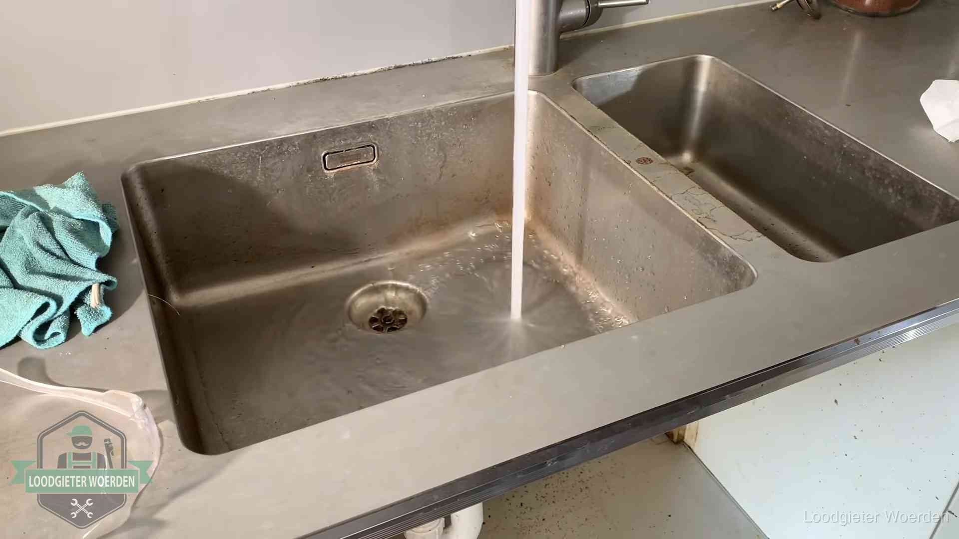 Vastlopende afvoer herkennen in Woerden Doorstroomtest van de afvoer bij een gootsteen in Woerden