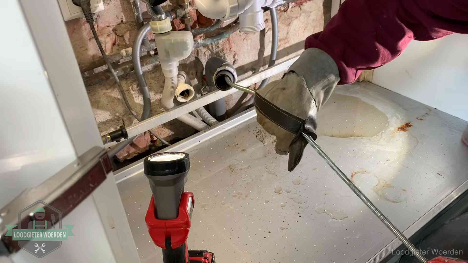 Je riool goed houden in Woerden Ontstoppingsveer wordt preventief door een afvoeraansluiting gehaald in Woerden