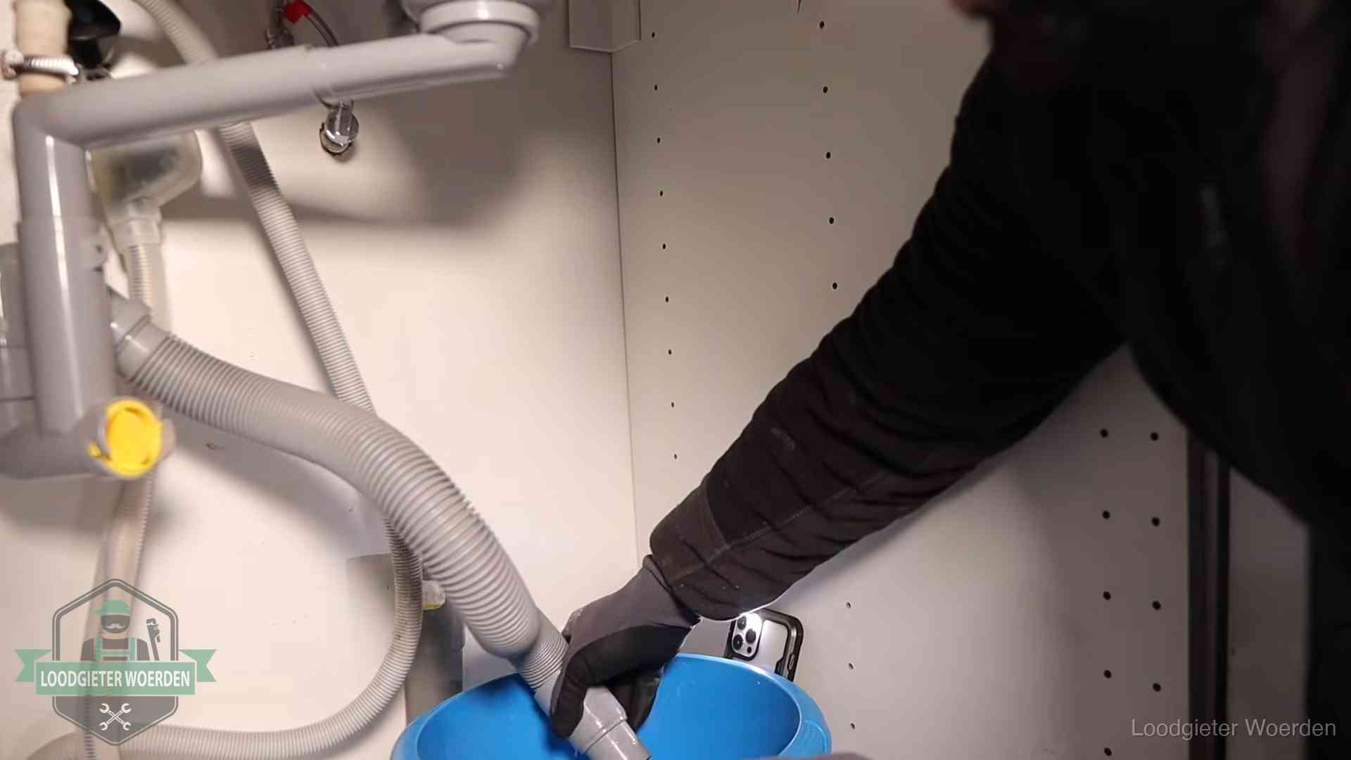 Zelf je afvoer legen in Woerden Afvoerslang loopt leeg in een emmer onder de gootsteen in Woerden, een klus die je zelf kunt doen