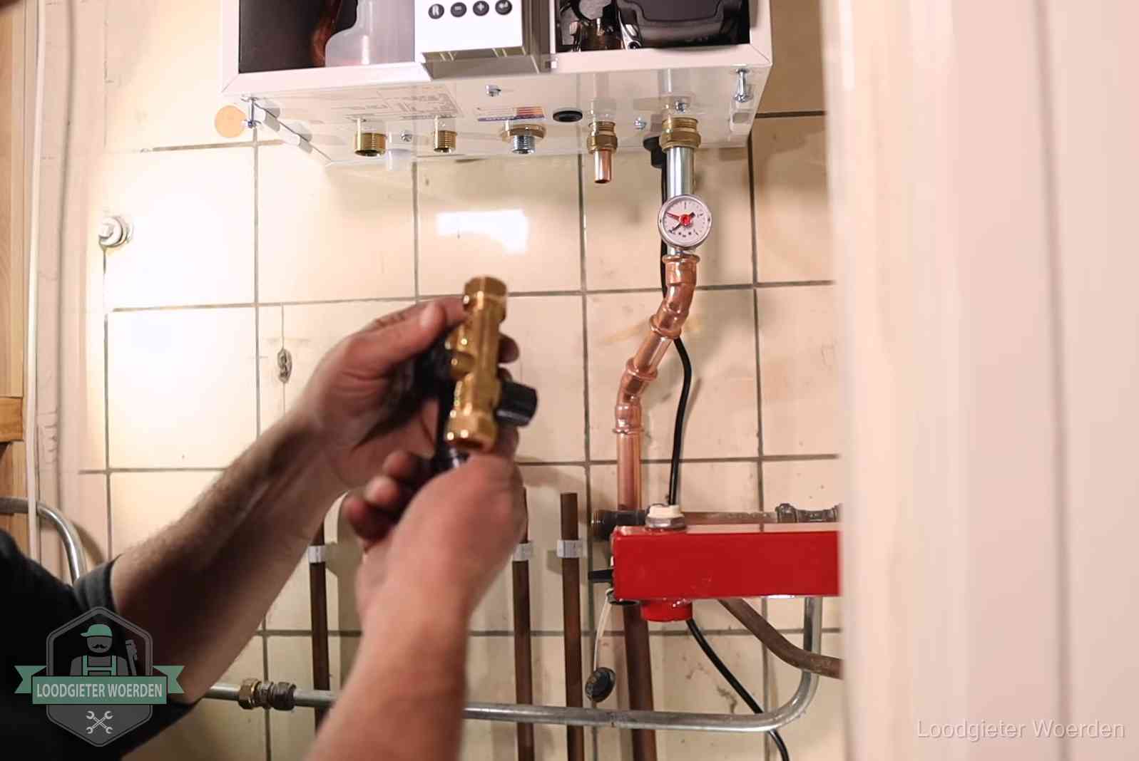 Zelf cv-druk bijvullen in Woerden Vulkraan en manometer onder een cv-ketel voor het bijvullen van de waterdruk in Woerden