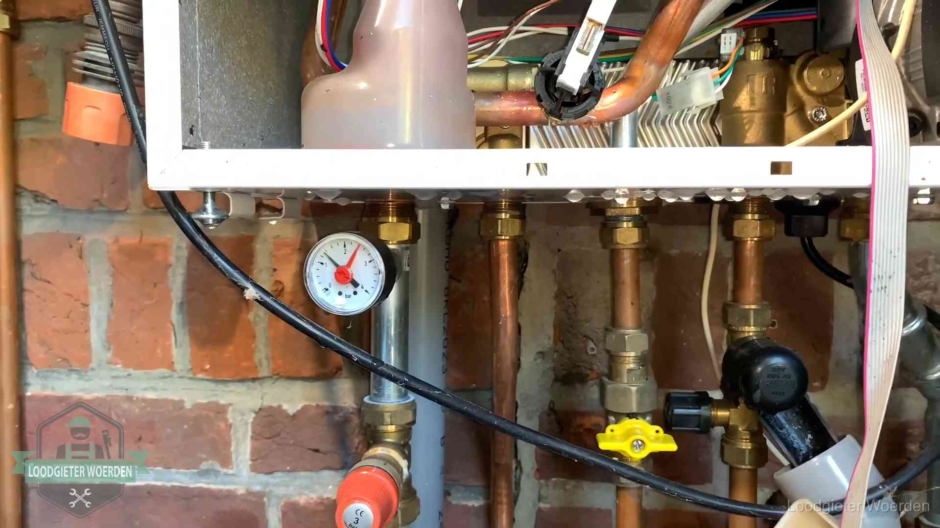 Manometer en aansluitleidingen onder een cv-ketel in Woerden bij controle op drukverlies