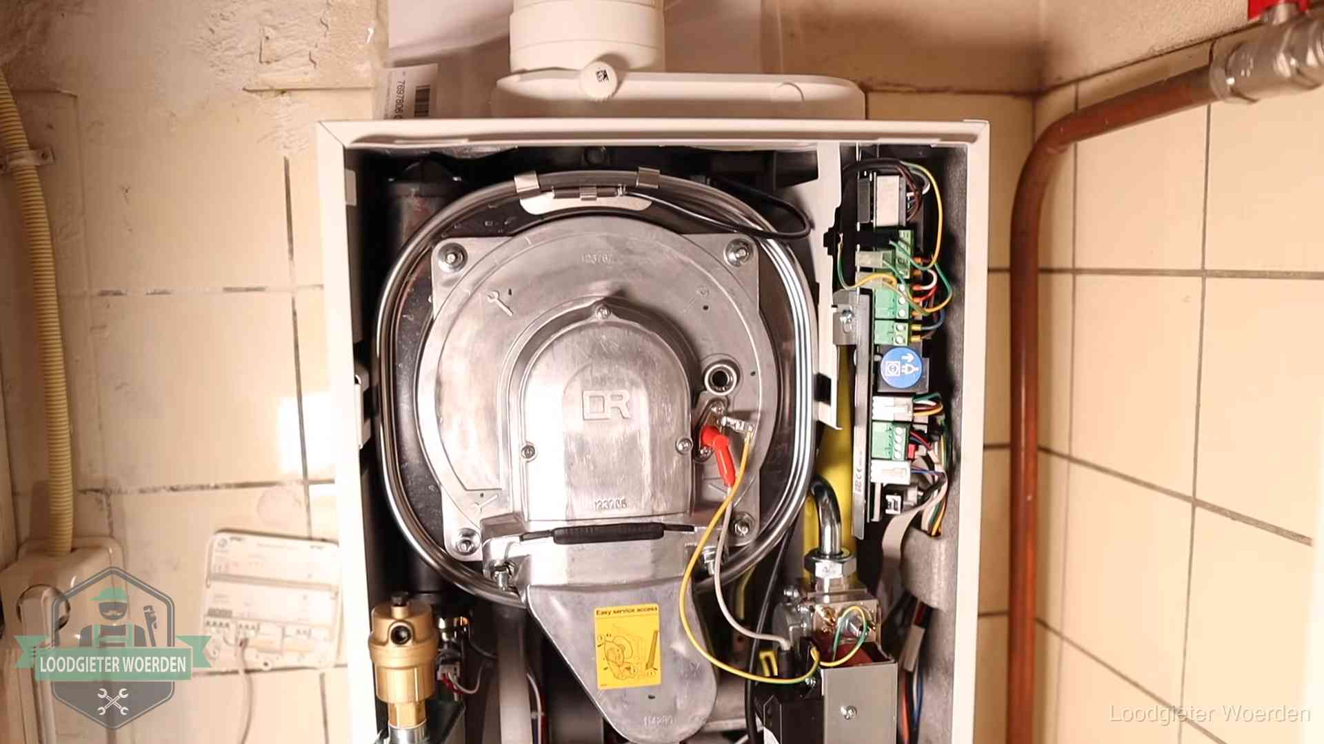 Hoe vaak cv-onderhoud in Woerden Geopende cv-ketel met warmtewisselaar tijdens periodiek onderhoud in Woerden