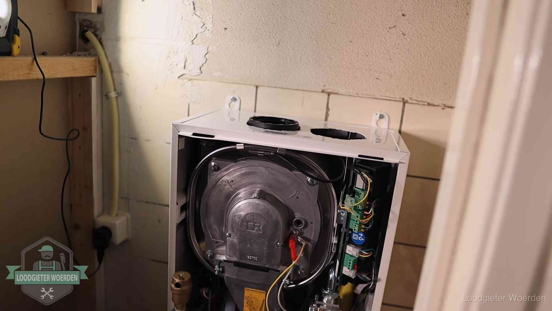 Onderhoudsbeurt cv-ketel in Woerden Geopende cv-ketel tijdens een onderhoudsbeurt in Woerden, met brander en warmtewisselaar zichtbaar