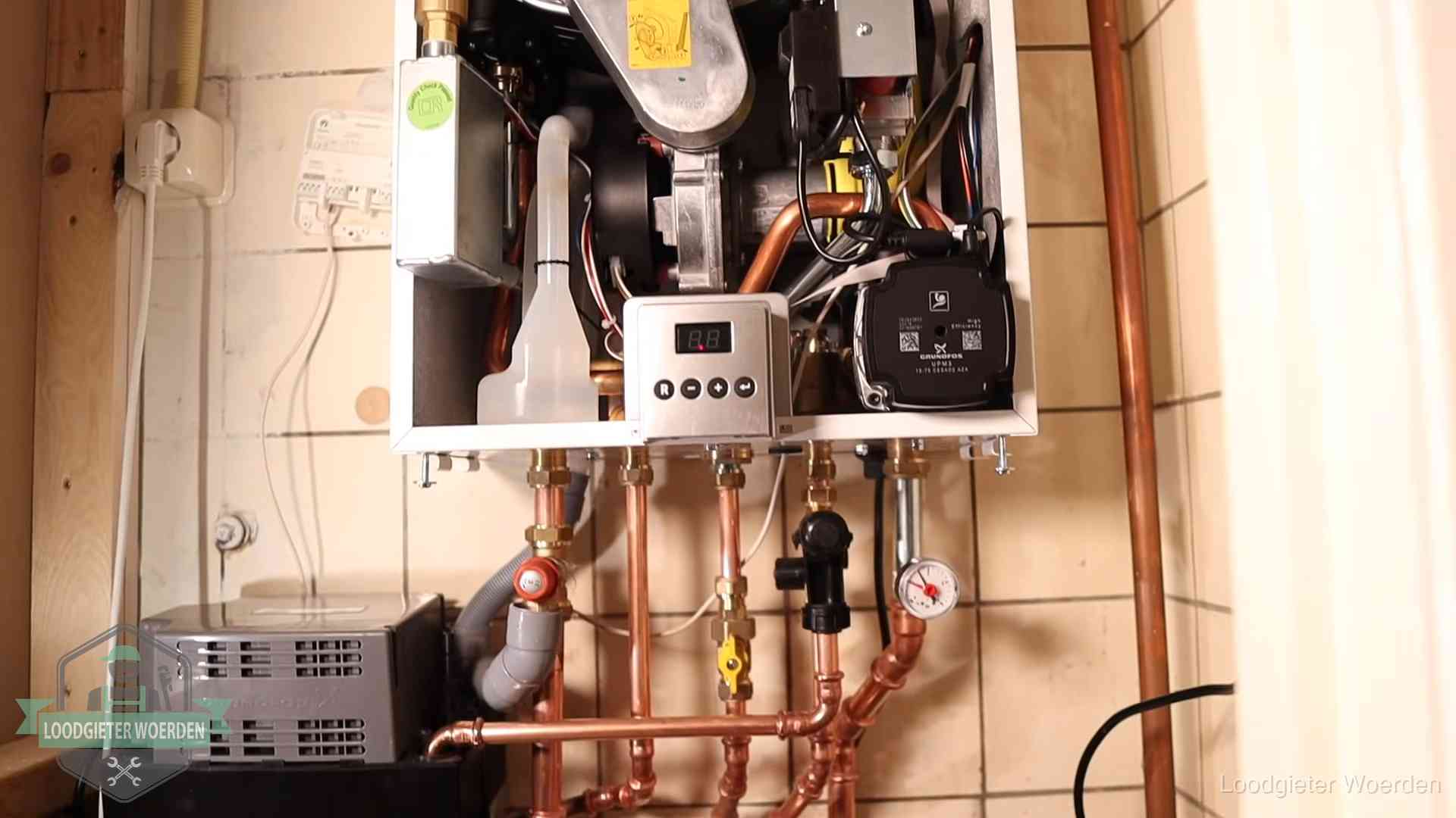 Zuiniger stoken na cv-onderhoud in Woerden Geopende cv-ketel met brander en cv-pomp tijdens een onderhoudsbeurt in Woerden
