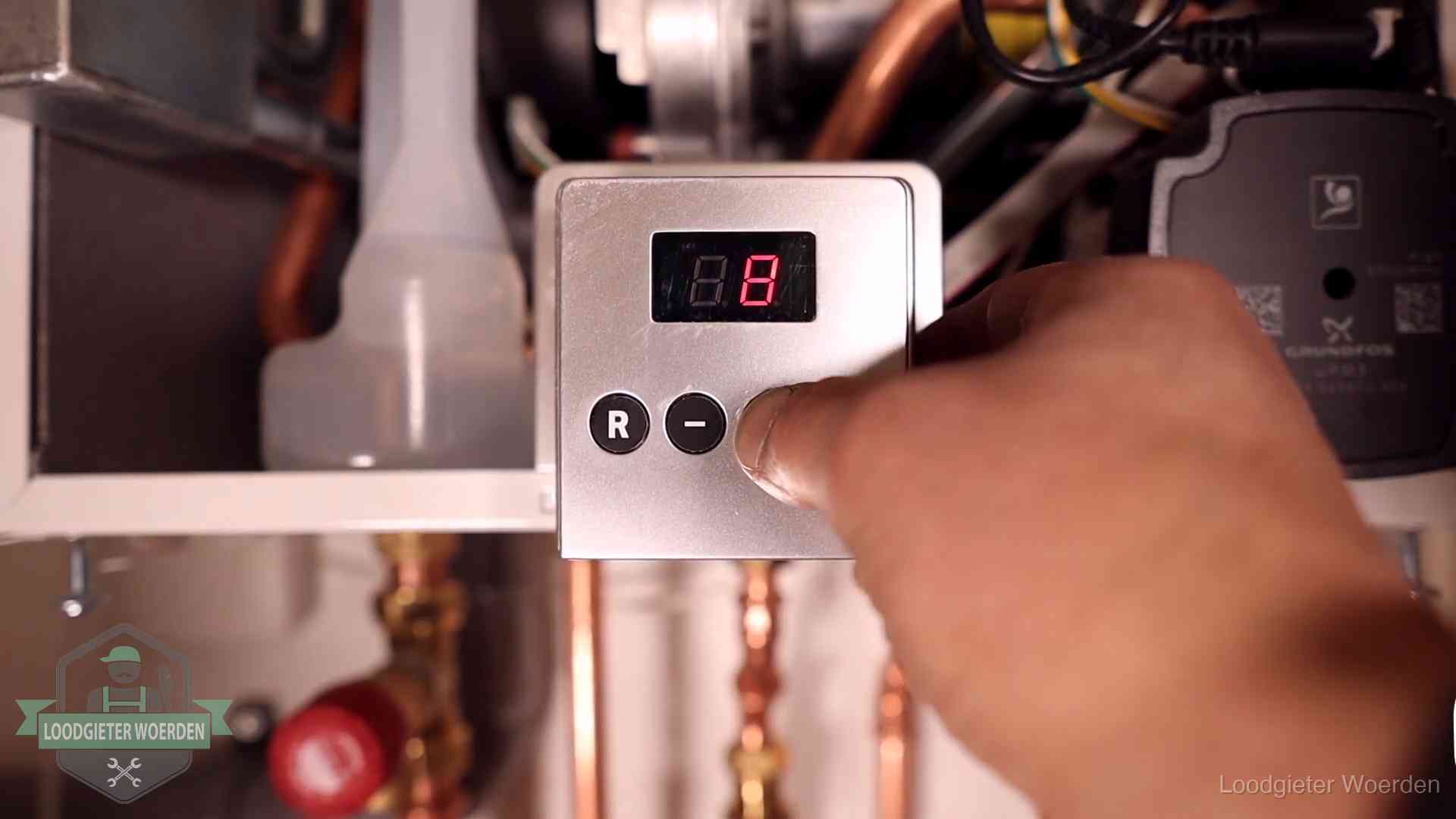 Cv-storing uitlezen in Woerden Monteur bedient het display van een cv-ketel bij een storing in Woerden