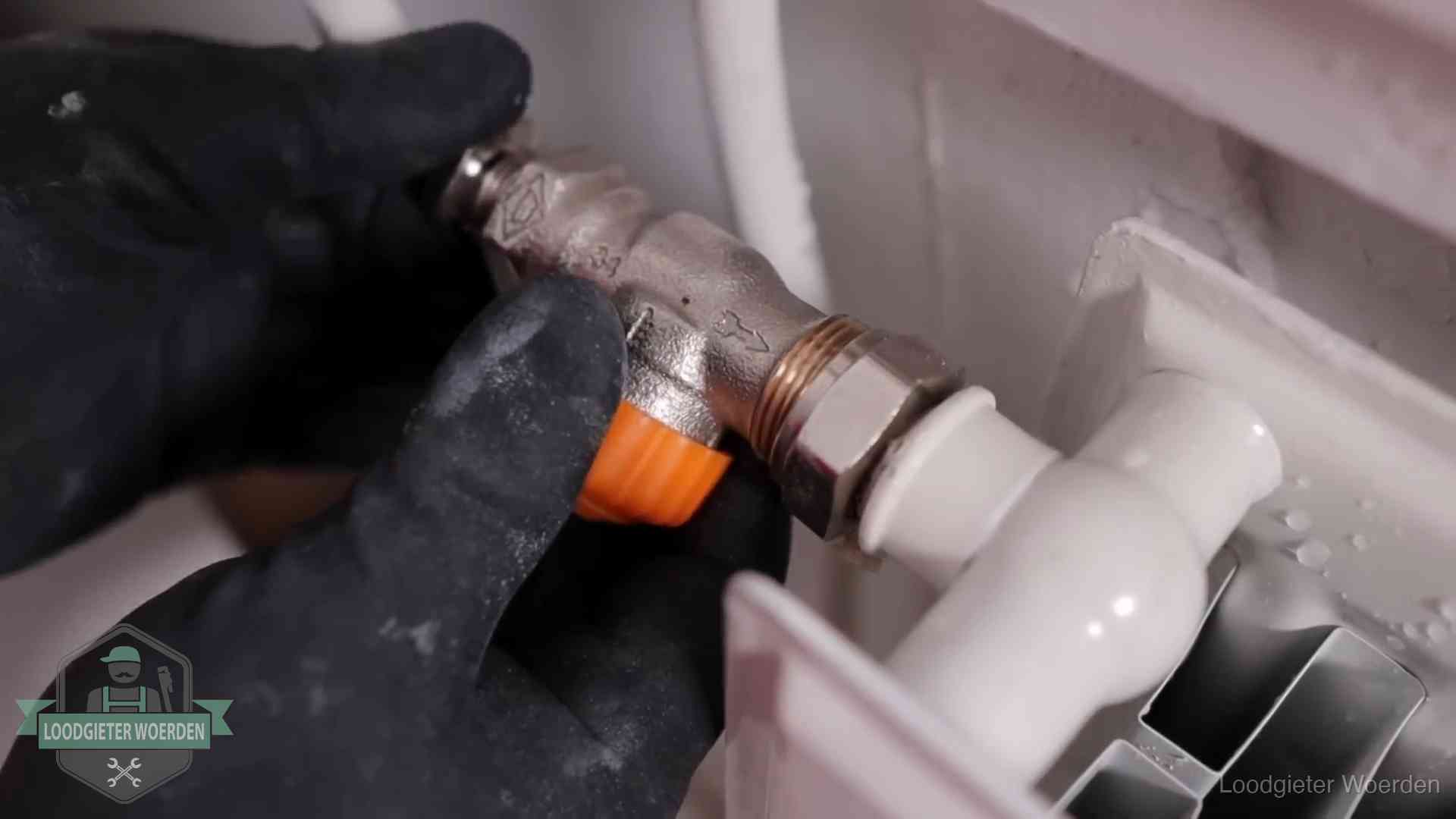 Je cv winterklaar maken in Woerden Thermostaatkraan wordt gemonteerd op een radiator in Woerden voor het stookseizoen
