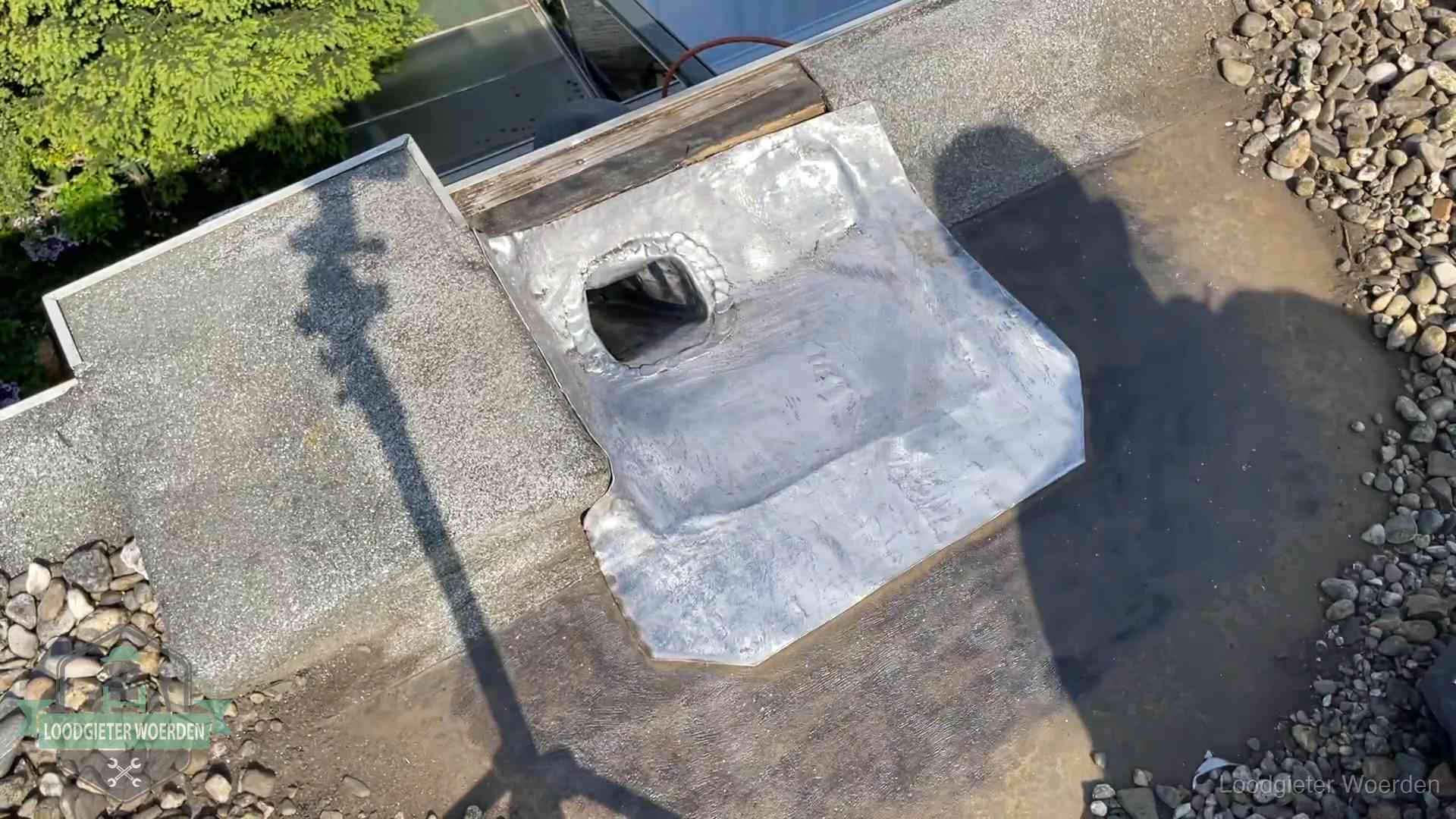 Vers afgedichte dakdoorvoer met lood en zink op een plat dak in Woerden