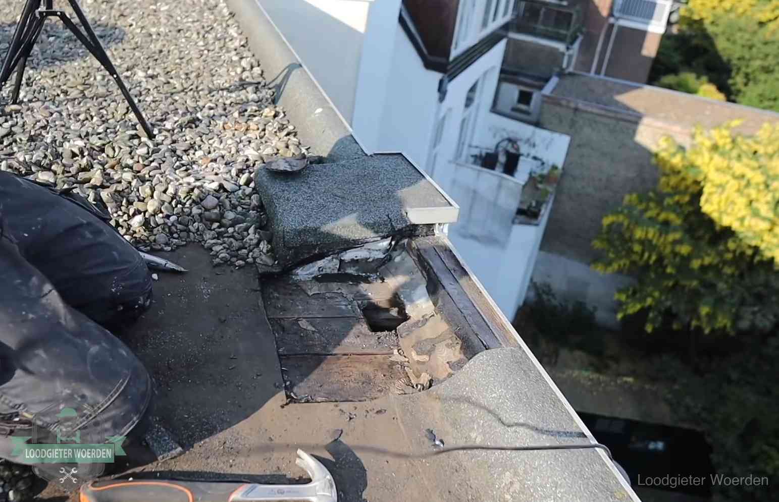 Opengelegde dakrand met verrot dakbeschot door een langdurige daklekkage in Woerden