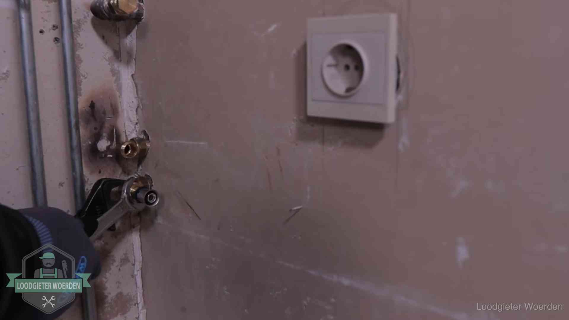 Erkend vakmanschap in Woerden Monteur draait een perskoppeling vast op een leidingaansluiting in Woerden