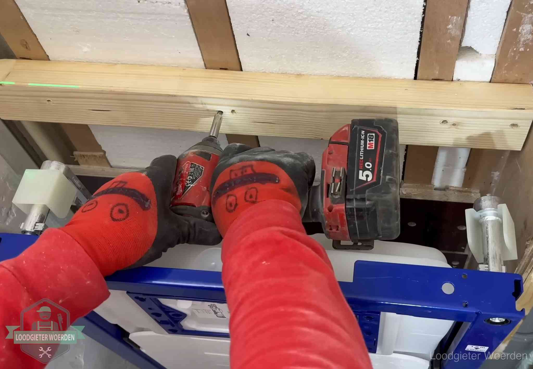 Fout in de wc-installatie opsporen in Woerden Monteur bevestigt een inbouwreservoir voor een hangend toilet in Woerden