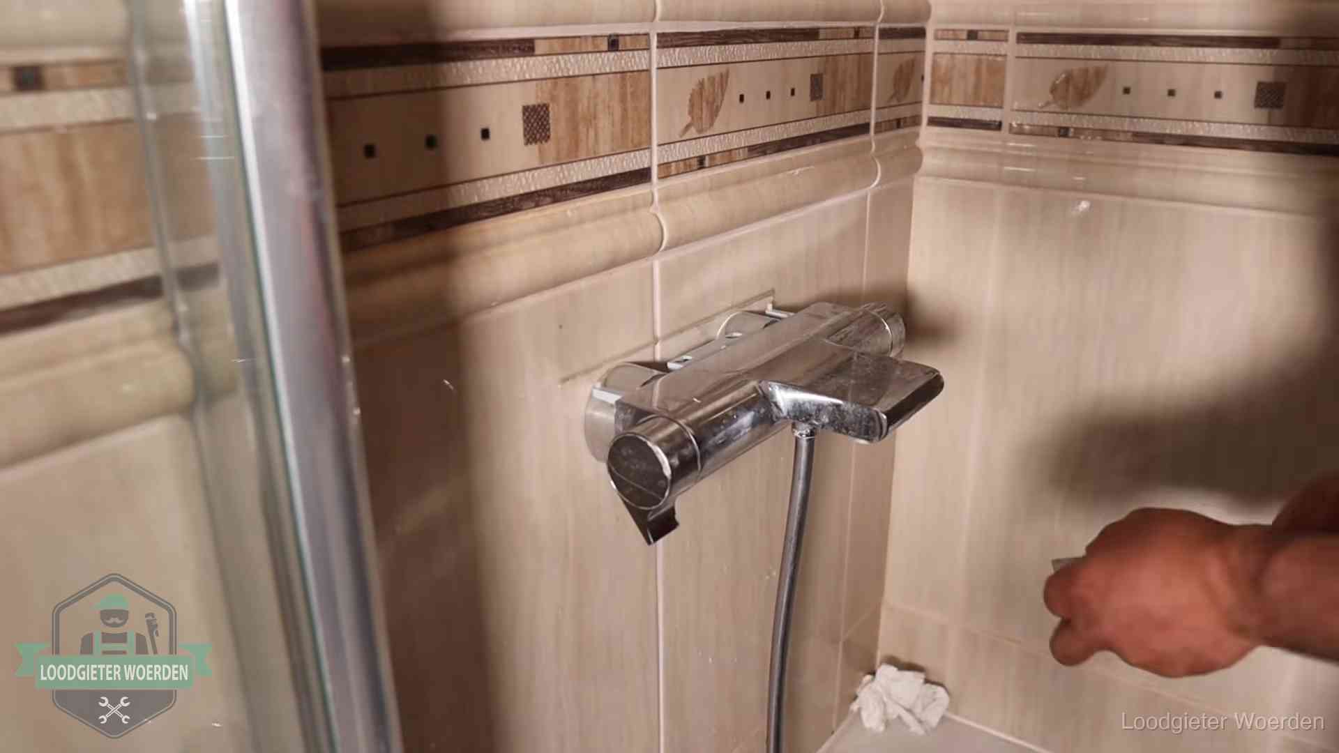 Kalkaanslag en je cv-ketel in Woerden Verkalkte douche-mengkraan in Woerden, hetzelfde kalk dat zich in de warmtewisselaar afzet