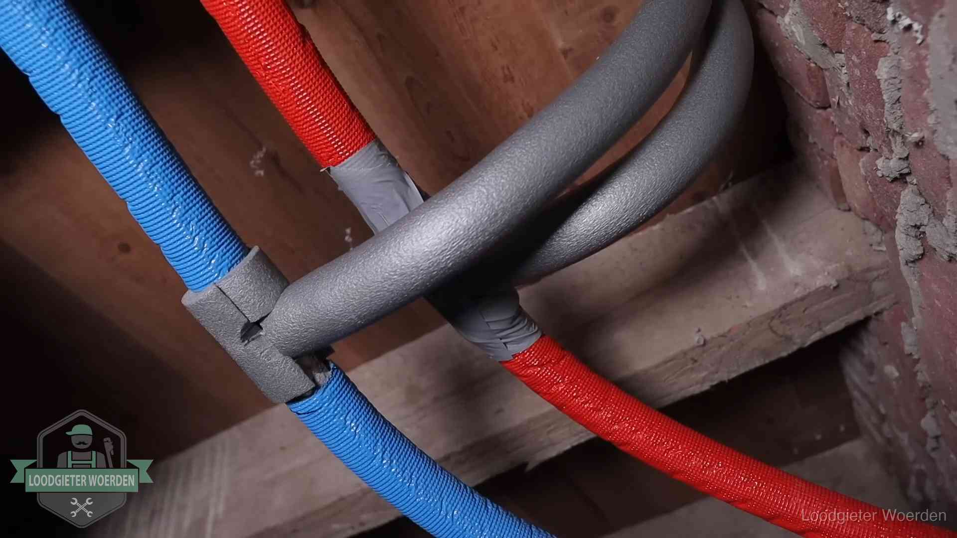 Geïsoleerde waterleidingen langs houten balken tegen bevriezing in Woerden