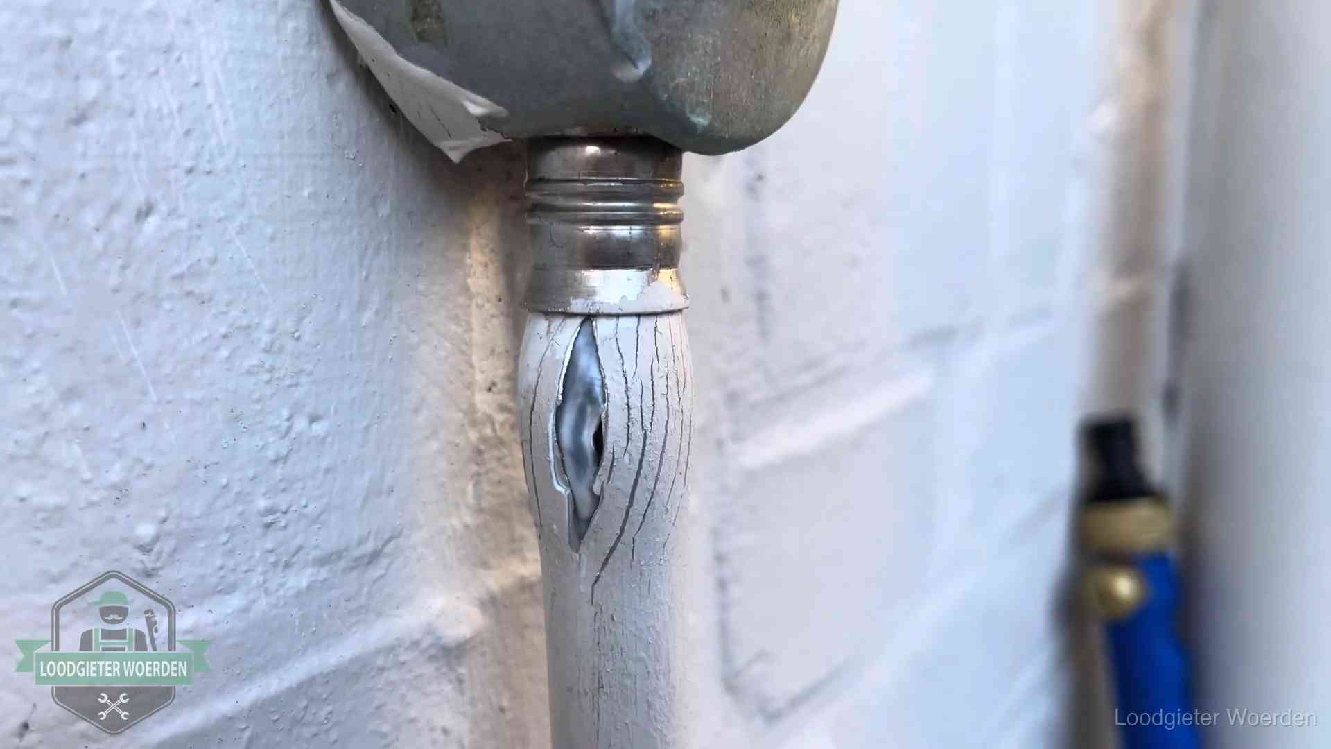Oude waterleiding in Woerden waar de verf openscheurt, een stille aanwijzing voor een beginnend lek