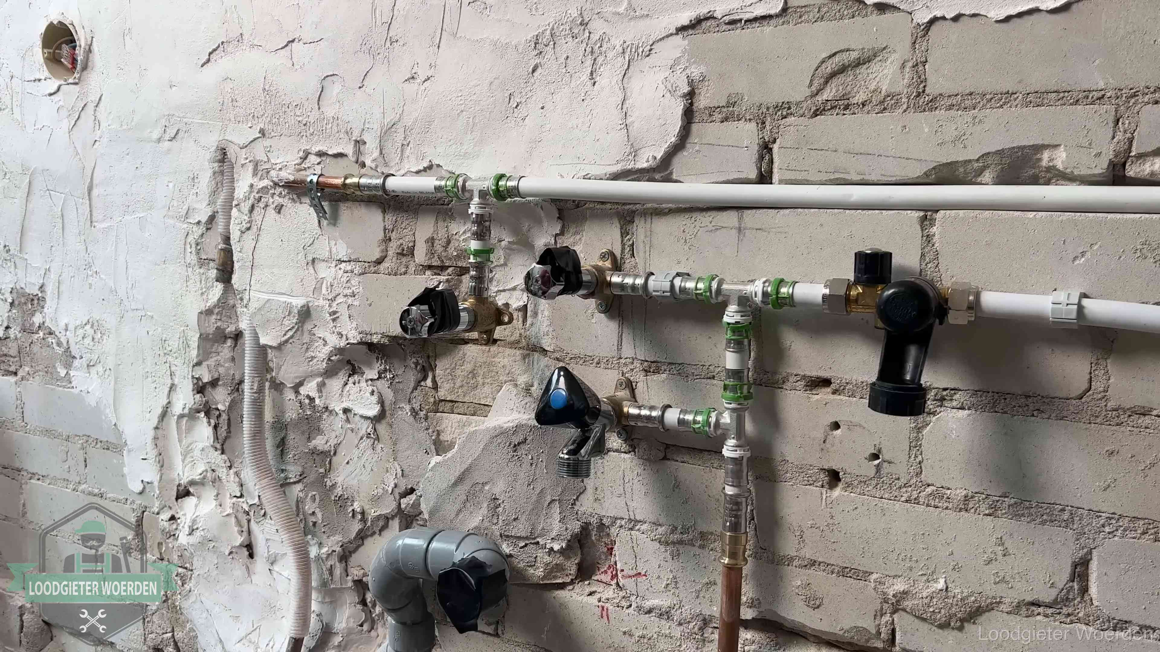 Diensten van ons loodgietersbedrijf in Woerden Nieuw aangelegd leidingwerk met persfittingen tijdens een verbouwing in Woerden