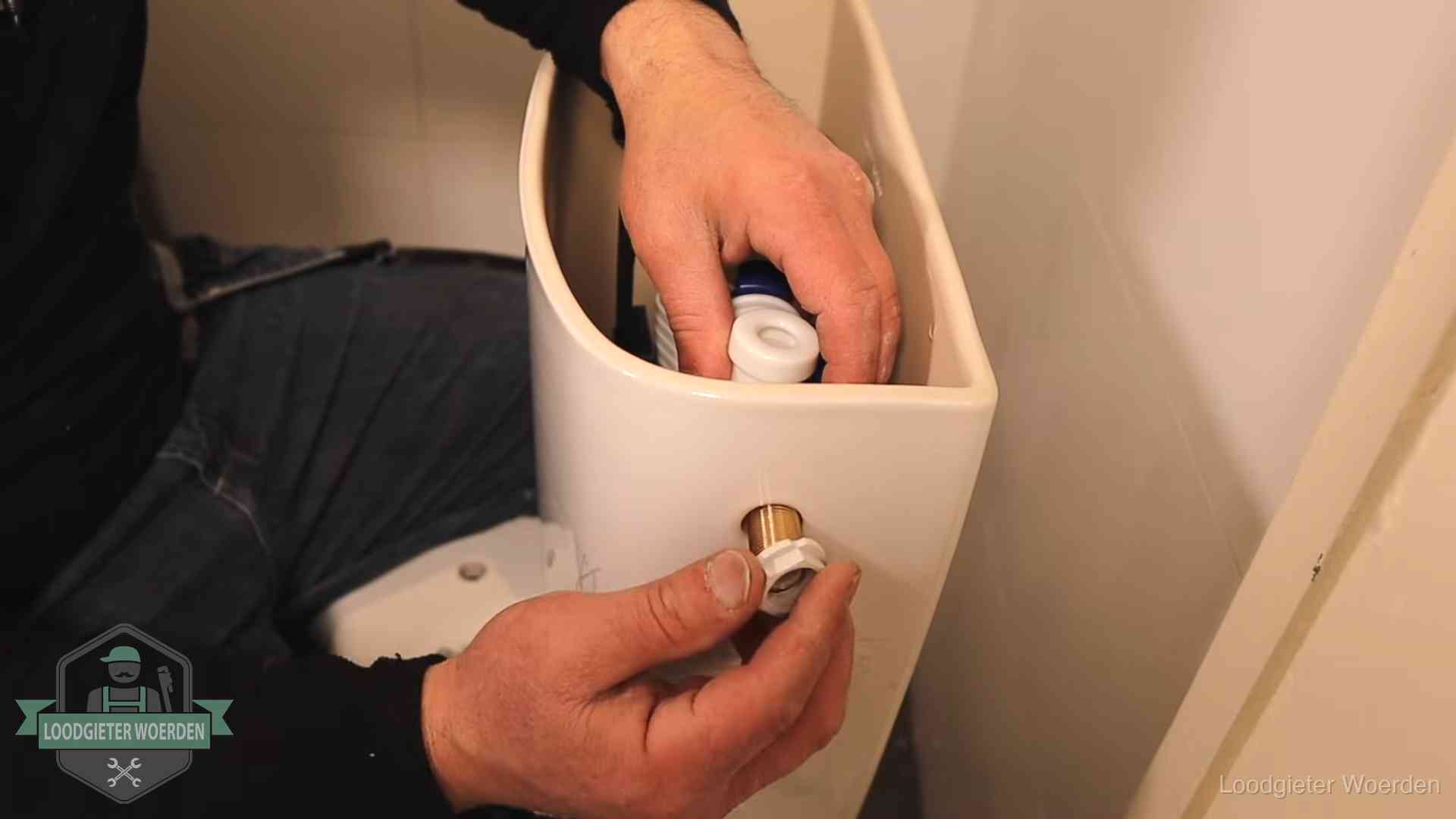 Loodgieter voor je verstopte wc in Woerden Loodgieter monteert de vlotterkraan van een stortbak bij een toilet in Woerden