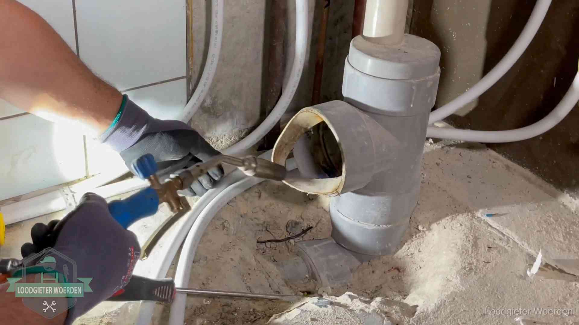 Vakmanschap van onze loodgieters in Woerden Loodgieter werkt met brander en messing kraanwerk aan leidingen in Woerden