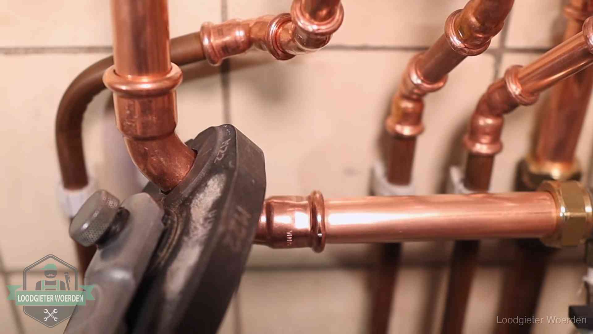 Werkwijze van ons loodgietersbedrijf in Woerden Persmachine perst een koperen fitting op nieuw leidingwerk in Woerden