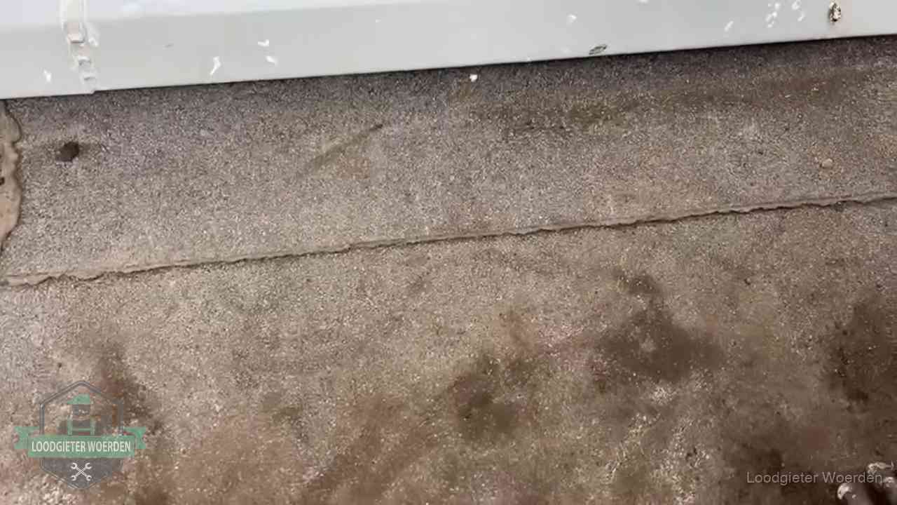 Vochtplekken bij de naad van een plat dak na aanhoudende regen in Woerden