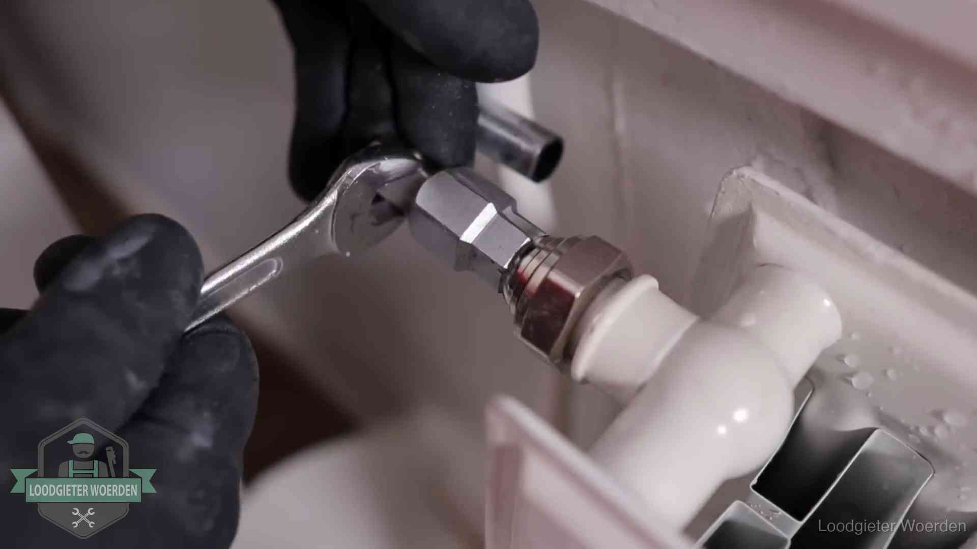 Radiatoren en waterzijdig inregelen in Woerden Steeksleutel draait een wartelkoppeling op een radiatorkraan aan in Woerden