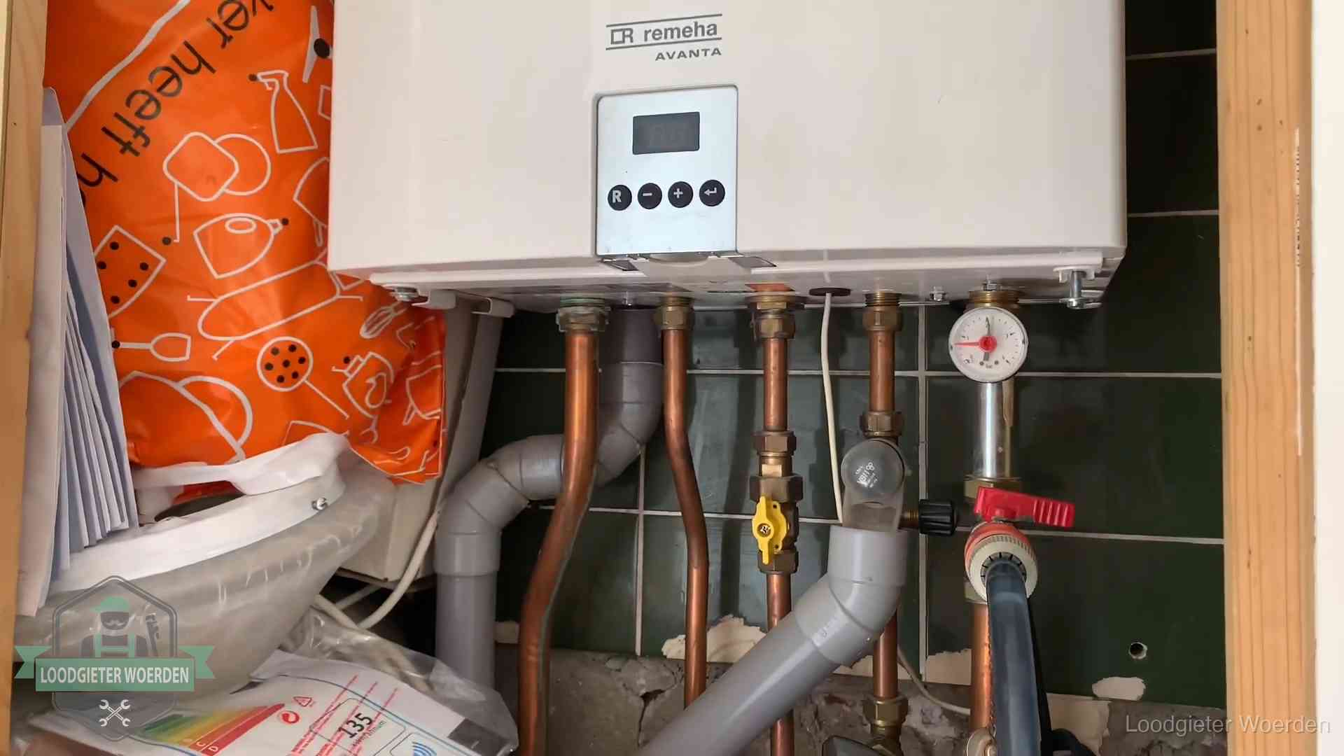 Remeha cv-ketel onderhoud in Woerden Oudere Remeha cv-ketel in een ketelkast in een woning in Woerden