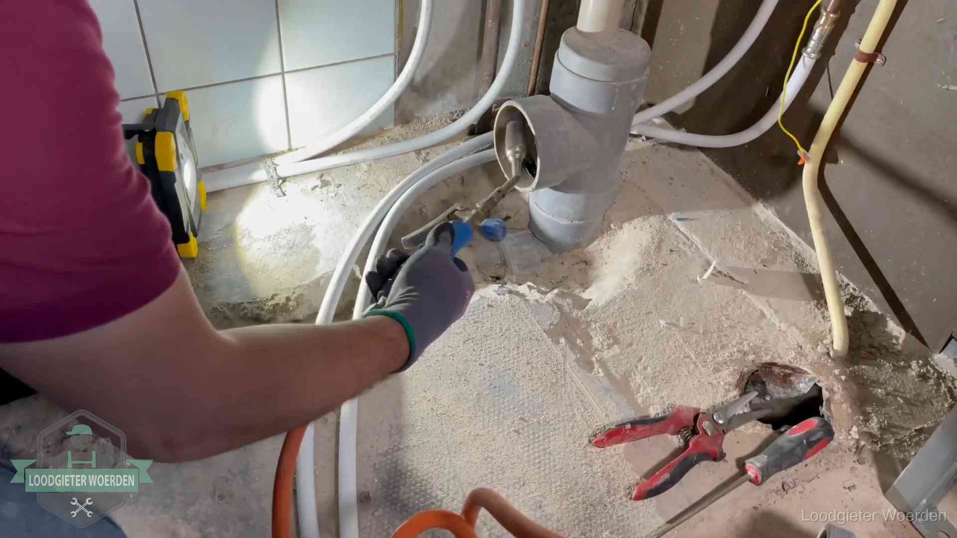 Standleiding en gedeelde leidingen in Woerden Loodgieter werkt aan leidingen bij een pvc-standleiding in een appartement in Woerden