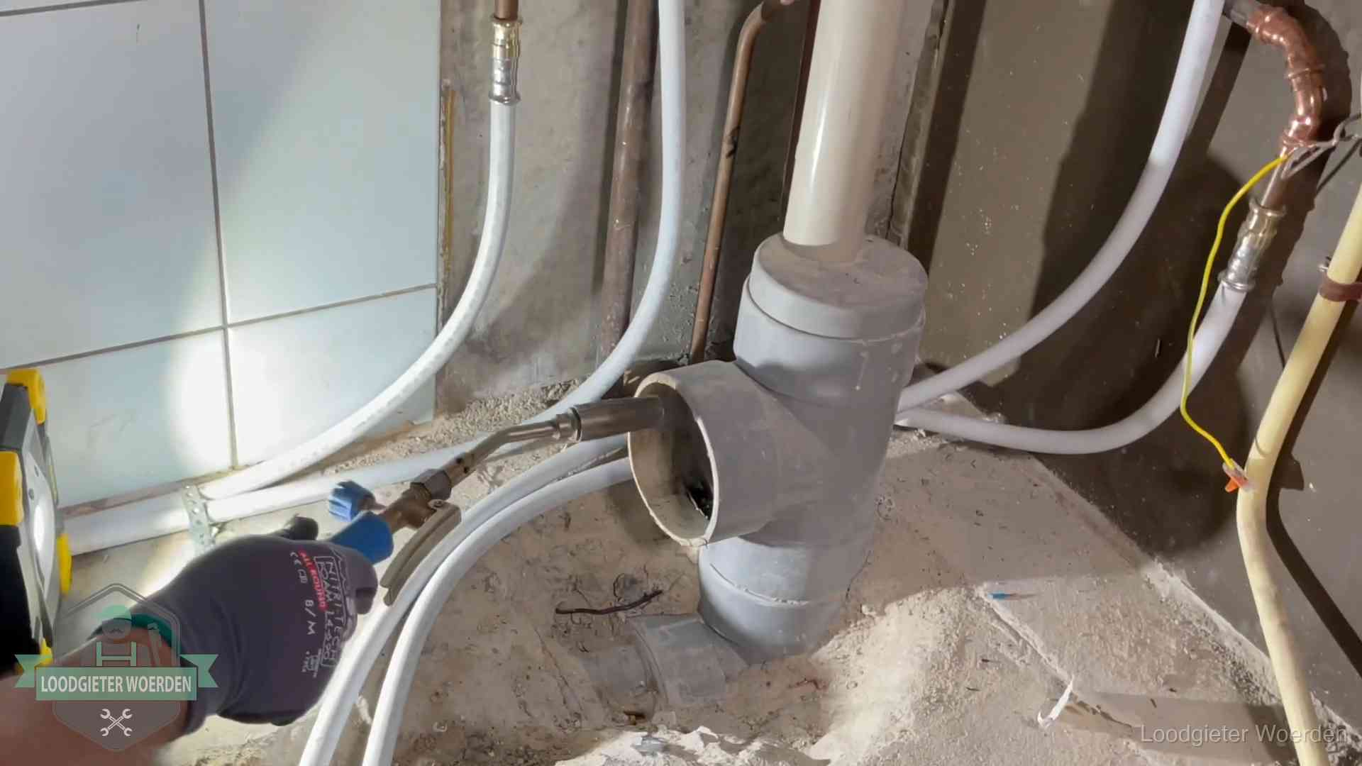 Verstopping in een huurwoning in Woerden Loodgieter werkt aan leidingen bij de pvc-standleiding van een huurwoning in Woerden