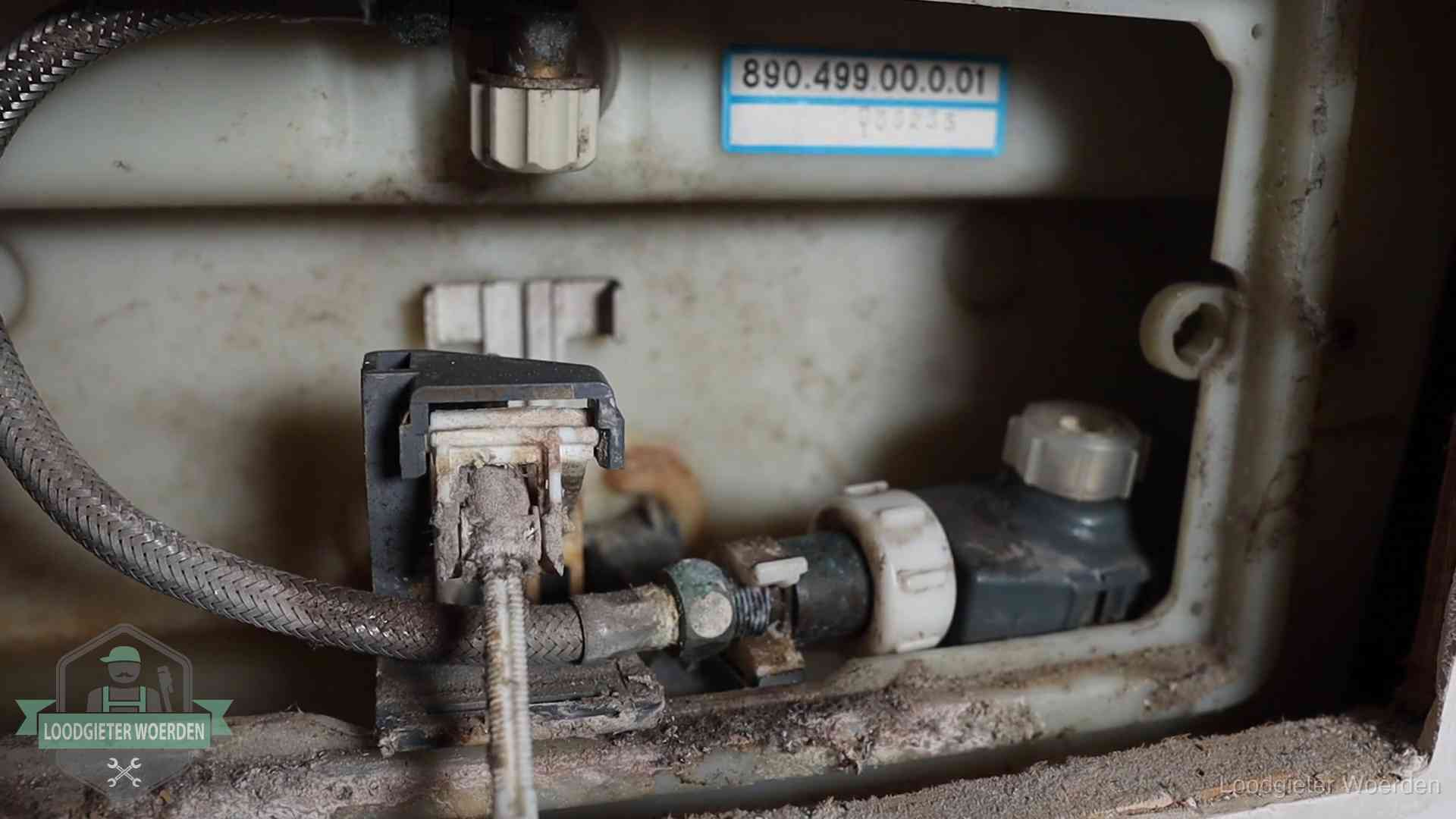 Stortbak en spoelmechanisme in Woerden Verkalkt binnenwerk van een stortbak met vlotterkraan in Woerden