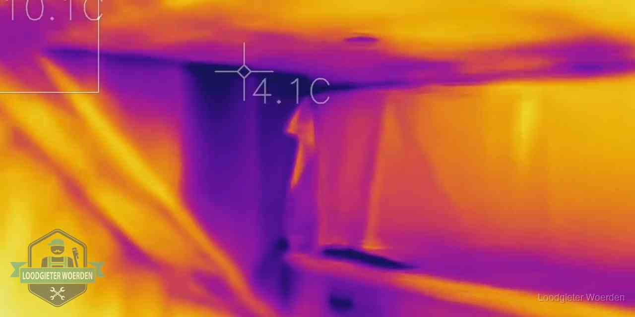 Warmtebeeldopname van een vloerconstructie tijdens lekdetectie in Woerden