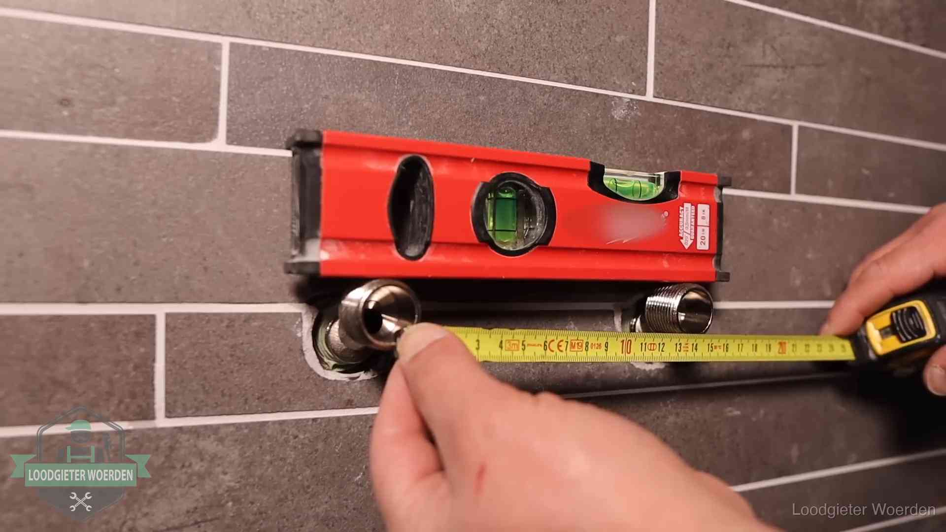 Kwaliteit en je vangnet als klant in Woerden Waterpas en duimstok bij kraan-aansluitpunten in een badkamer in Woerden