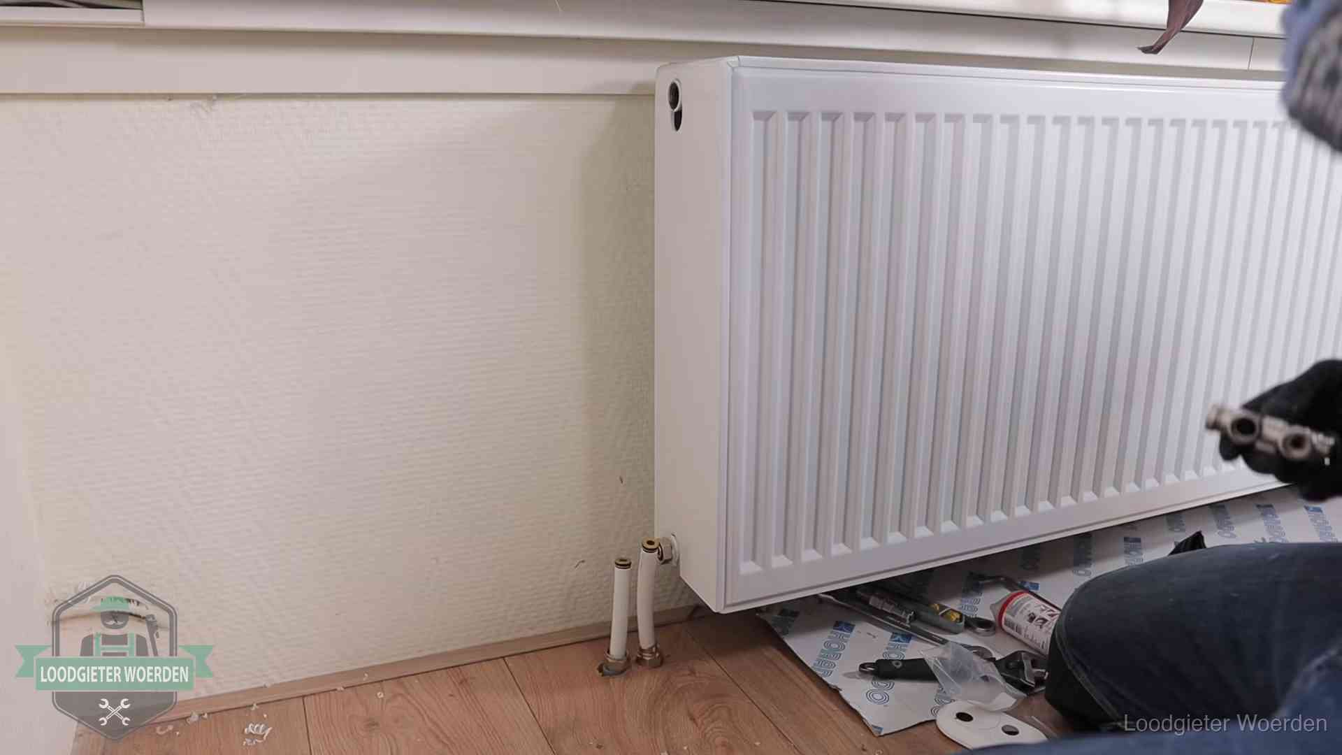 Verwarming per wijk in Woerden Nieuw gemonteerde radiator in een woonkamer in Woerden