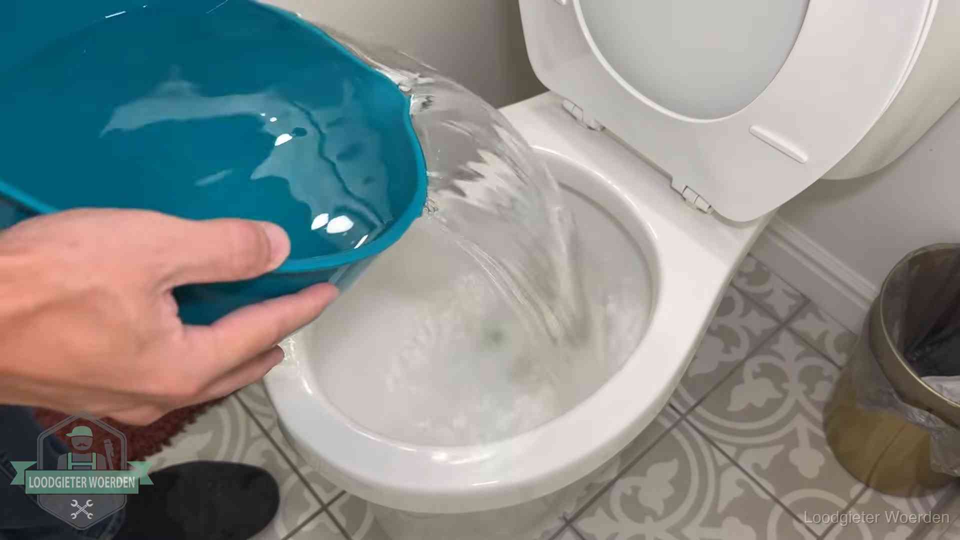 De warm-water-methode in Woerden Warm water wordt voorzichtig in de wc-pot gegoten in Woerden