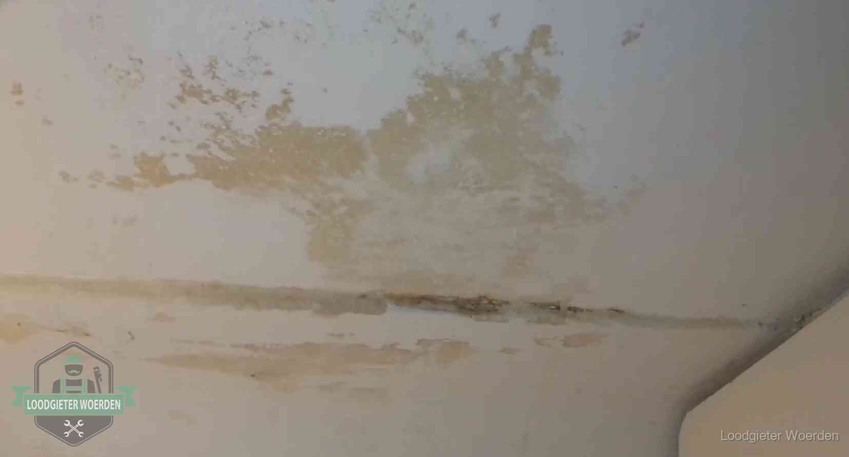 Verzekering bij rioolschade in Woerden Watervlekken op een plafond in Woerden, schade die je bij de verzekering meldt