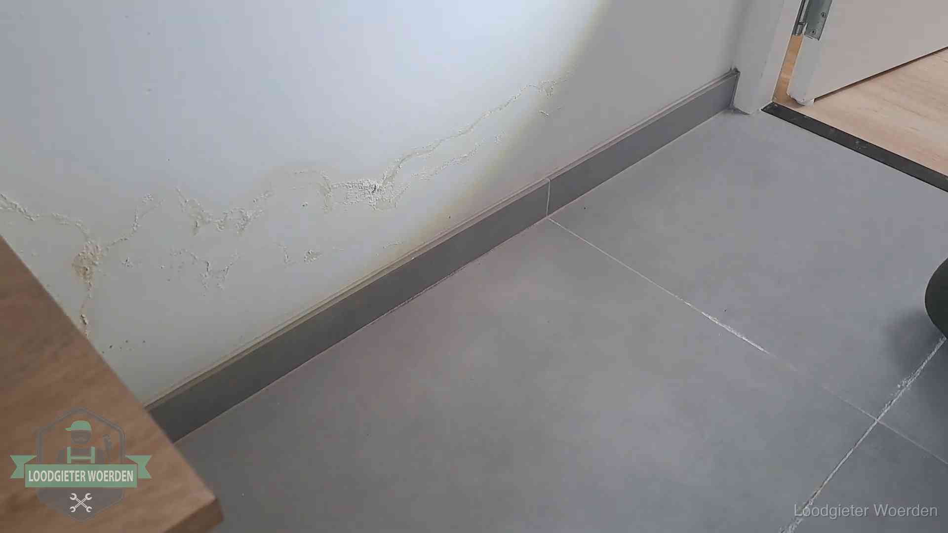 Waterschade met kalkuitbloeiing op een binnenwand in Woerden, vastgelegd voor de verzekering