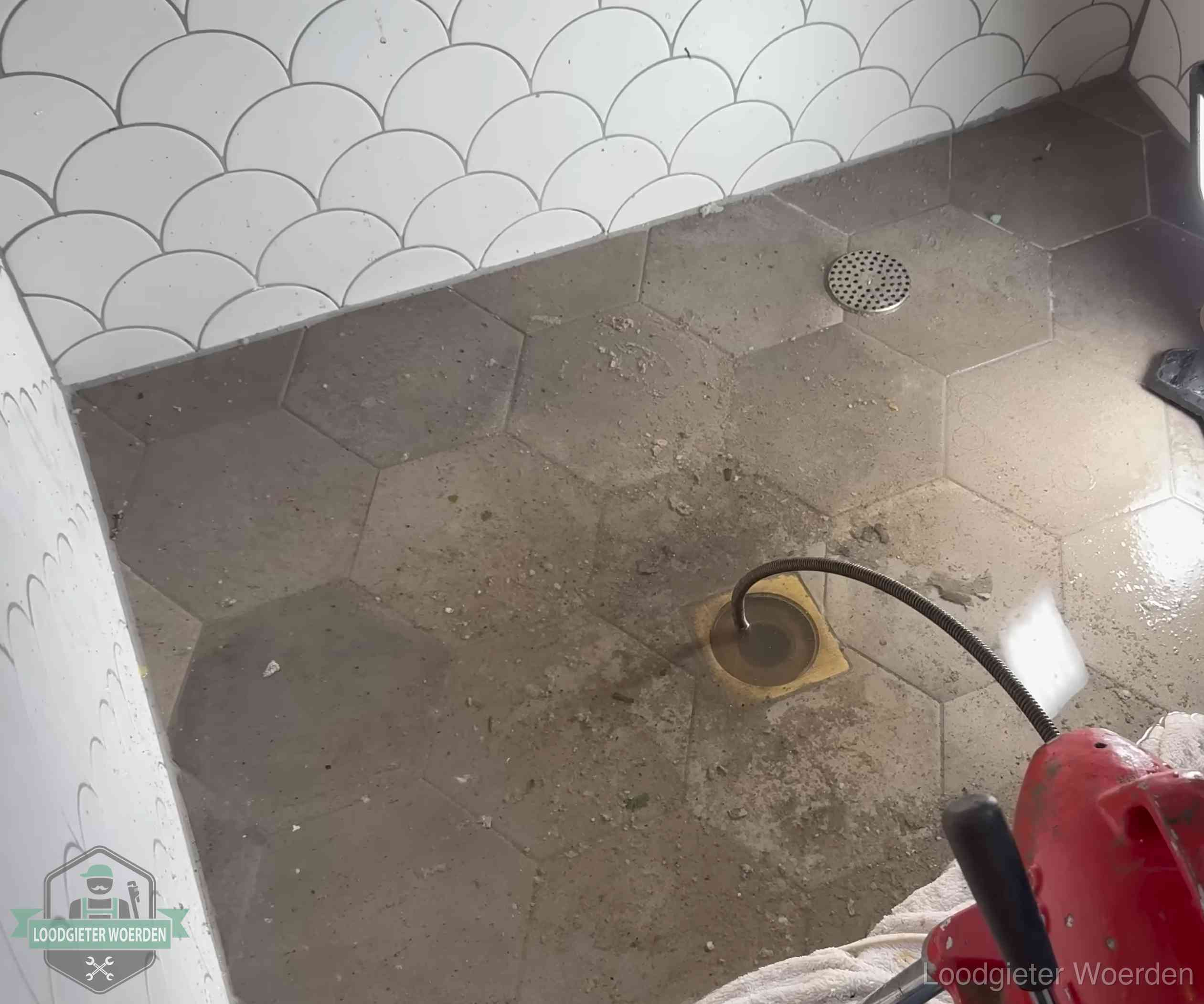 Stank uit wc of vloerput in Woerden Vloerput met waterslot in een badkamer in Woerden, een bron van stank als het waterslot droogstaat