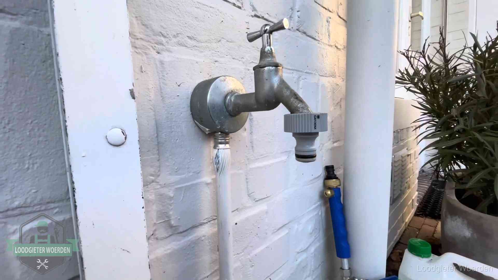 Buitenkraan met slangaansluiting bij een woning in Woerden, sluipverbruik zie je terug op de waterrekening