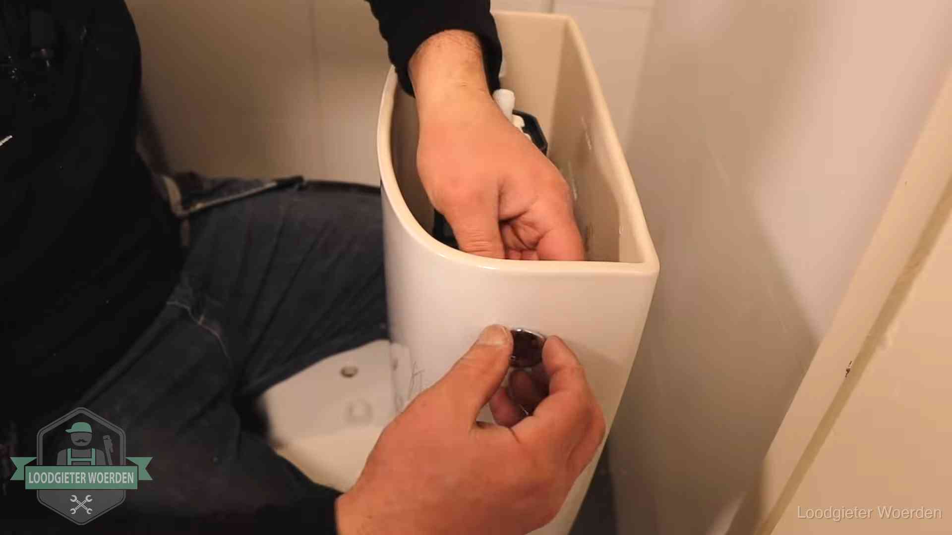 Je wc verstoppingsvrij houden in Woerden Drukknop van een duoblok-stortbak wordt gemonteerd bij een toilet in Woerden