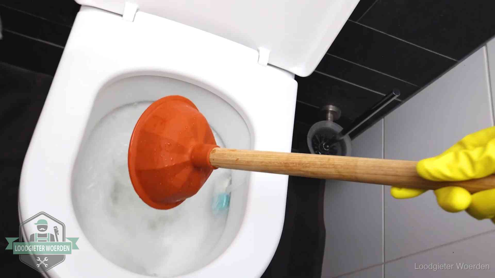 Wc ontstoppen met de plopper in Woerden Plopper wordt in de wc-pot gedrukt bij het ontstoppen van een toilet in Woerden
