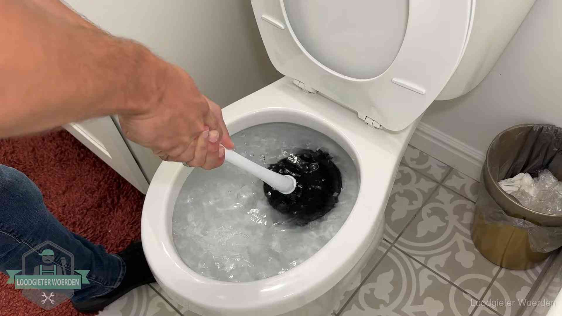 Zelf je wc ontstoppen in Woerden Zelf de wc ontstoppen met een plopper in Woerden, het water kolkt in de pot