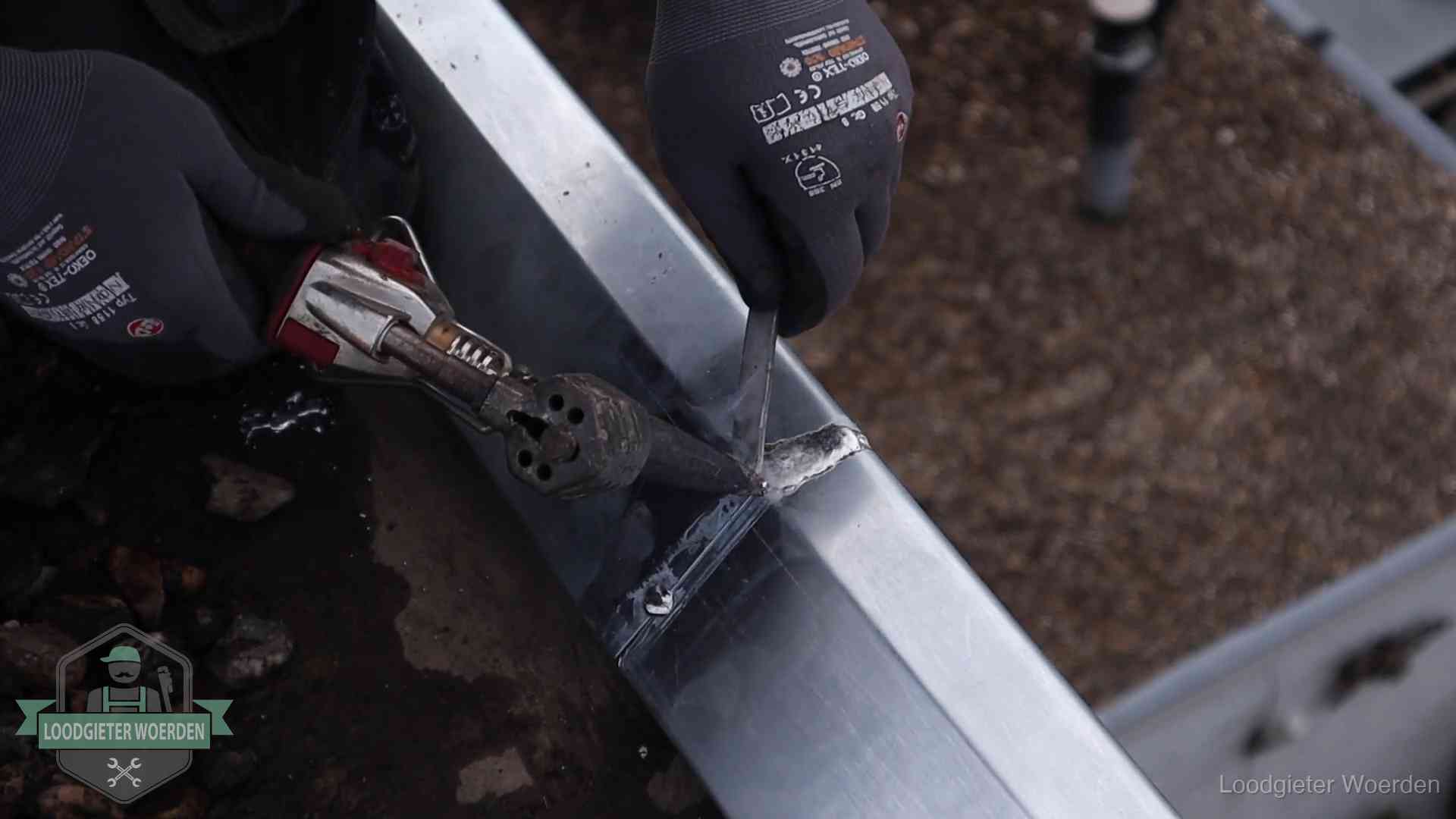Zinken naad solderen op een dak in Woerden, vakwerk waar het bij zelf repareren vaak misgaat