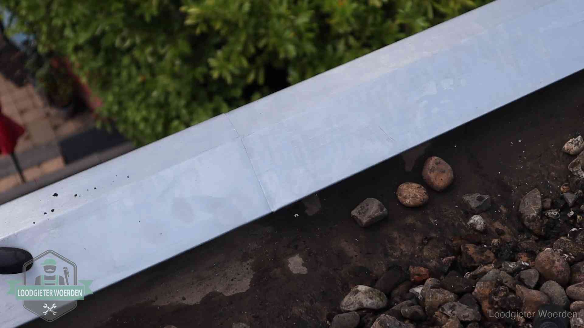 Strak gesoldeerd naaddetail in een zinken daktrim op een dak in Woerden